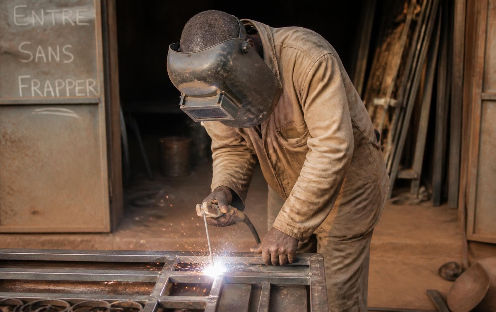 Un soudeur au travail dans son atelier